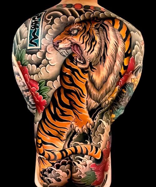 Hình xăm lưng hổ Nhật cổ toát lên sự tinh tế và độc đáo. Thiết kế thực sự đẹp mắt khi nó được thể hiện trên lưng. Điểm nhấn cho bộ xương lưng được lộ ra. Hình xăm lưng hổ sẽ là một tuyên ngôn phong cách và quyền lực mạnh mẽ.
