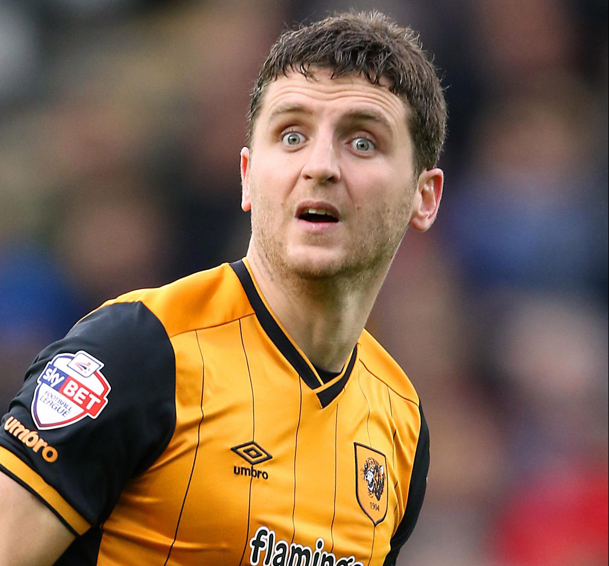 Hull defender Alex Bruce discovers his contract will not be renewed via TWEET – and issues hilarious reply | The Sun