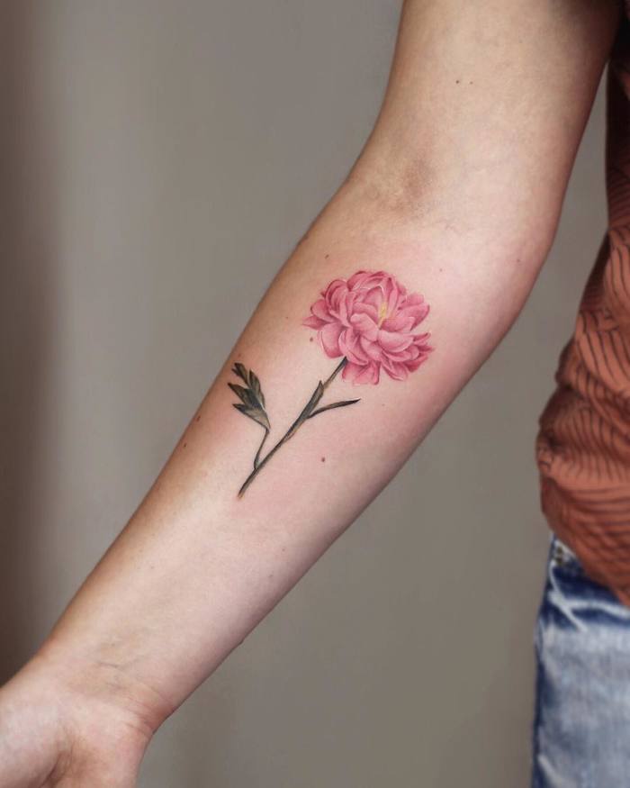 Xăm hình bông hoa mẫu đơn ở cánh tay
